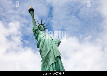 Freiheitsstatue in Sonne Sonnenschein und blauen Himmel New York City New York NYC Vereinigte Staaten von Amerika USA Nord Stockfoto