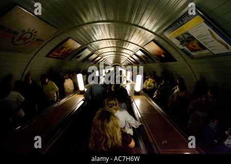 Moskauer auf der Rolltreppe Kievskaya Metro Station in der Moskauer U-Bahn-system Stockfoto