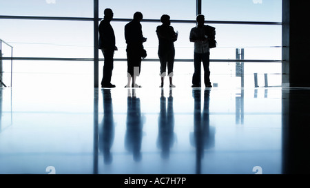 Gruppe von Menschen stehen in einer Flughafen-lounge Stockfoto