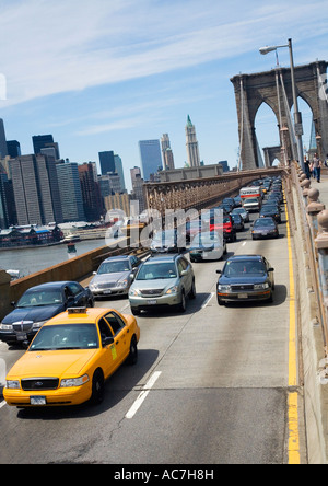 Gelbes Taxi Cab und andere Verkehrsteilnehmer auf der Brooklyn Bridge, die auf der Suche nach Lower Manhattan Downtown New York City NYC New York Stockfoto