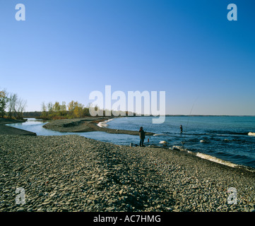 Herbst Angeln Selkirk Ufer in der Nähe von Oswego im oberen New York State am Lake Ontario Stockfoto