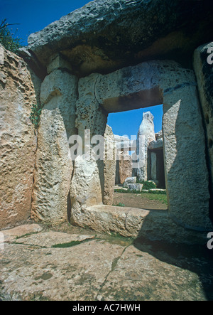 Mnajdra Tempel Dooways und verzierten Steinen geschnitzt aus dem weichen maltesischen Kalkstein, die nach Exposition gegenüber Luft härtet Stockfoto