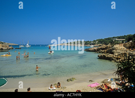 Seichte Bucht des kleinen Resorts Portinax im Norden der Baleareninsel Ibiza Stockfoto