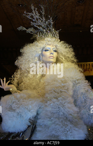 die Schnee-Königin Schaufensterpuppe in Harrods Kaufhaus-Weihnachts-Märchen-Fenster anzeigen London UK Stockfoto