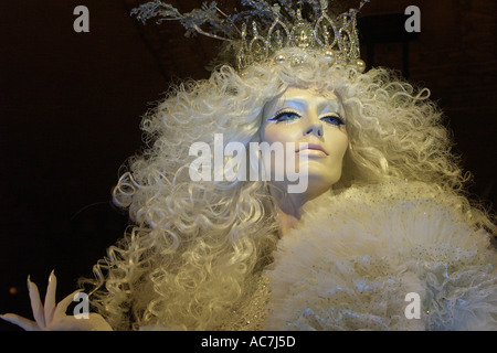 Nahaufnahme von der Schnee-Königin Schaufensterpuppe in Harrods Kaufhaus-Weihnachts-Märchen-Fenster anzeigen London UK Stockfoto