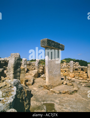 Taula de Torralba Stein Gehäuse mit aufgestellter aufrechte Stein zu westlich von Mahon auf den Balearen Insel Menorca Stockfoto