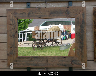 Handwerksmeister verkauft seine Arbeit in einem traditionellen Holzwohnwagen namens Shanty am Malvern Frühjahr Blumenschau England Stockfoto