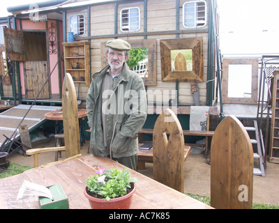 Handwerksmeister verkauft seine Arbeit in einem traditionellen Holzwohnwagen namens Shanty am Malvern Frühjahr Blumenschau England Stockfoto