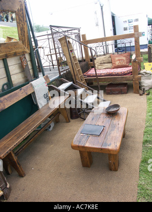 Handwerksmeister verkauft seine Arbeit in einem traditionellen Holzwohnwagen namens Shanty am Malvern Frühjahr Blumenschau England Stockfoto