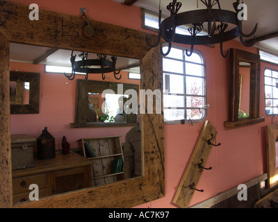 Handwerksmeister verkauft seine Arbeit in einem traditionellen Holzwohnwagen namens Shanty am Malvern Frühjahr Blumenschau England Stockfoto