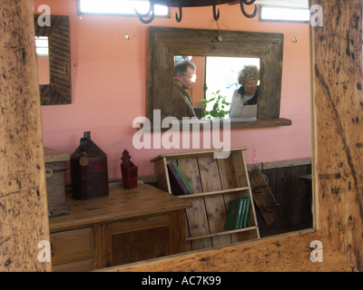 Handwerksmeister verkauft seine Arbeit in einem traditionellen Holzwohnwagen namens Shanty am Malvern Frühjahr Blumenschau England Stockfoto