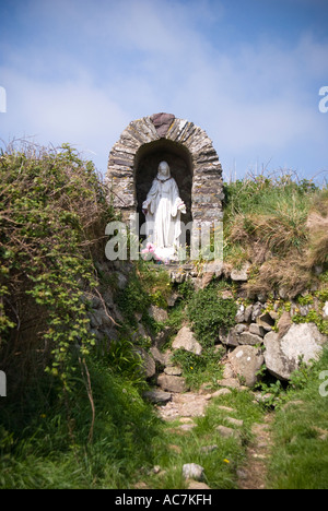 Schrein zu St Non, Mutter St Davids, der Schutzpatron von Wales. Stockfoto