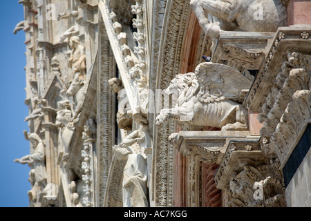 Schnitzereien an der Fassade der Kathedrale von Siena Duomo in Siena Italien Stockfoto
