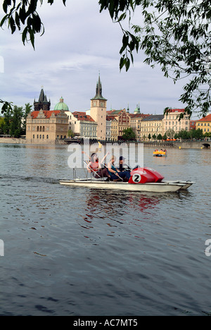 Junge Touristen auf einem Twin-geschältes Ausflugsschiff in Prag CZ Stockfoto