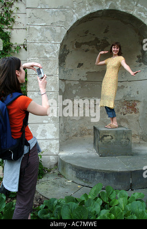 Tourist-Mädchen, die Spaß Stockfoto