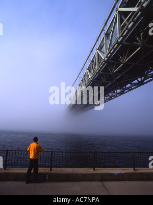 Akashi-Kaikyo-Brücke, Kobe und Awaji-Shima, Japan. Längste umfasst Hängebrücke der Welt. Der Nebel verschwindet. Stockfoto