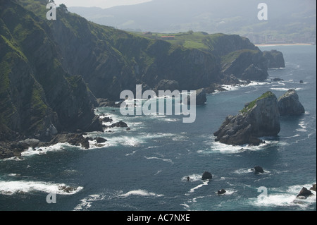 Die baskische Küste gesehen von der Einsiedelei von San Juan de Gaztelugatxe, Pais Vasco (Baskenland) Spanien Stockfoto