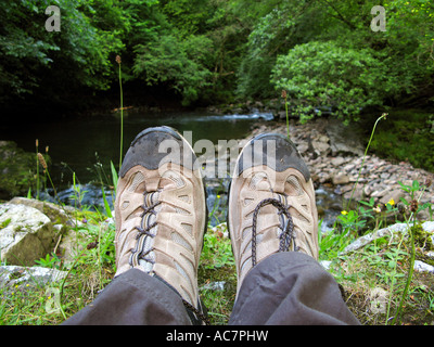 Afon Pyrddin Fluss Wasserfall-Wanderung in der Nähe von Pontneddfechan South Wales UK GB EU Scarpa Wasserstoff Wanderstiefel Stockfoto