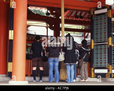 Besucher sagen Gebete an der Ikuta-Schrein, Kobe City eines der ältesten Heiligtümer in Japan. Stockfoto