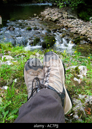 Afon Pyrddin Fluss Wasserfall-Wanderung in der Nähe von Pontneddfechan South Wales UK GB EU Scarpa Wasserstoff Wanderstiefel Stockfoto