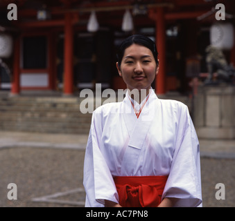 Shinto Schrein Miko an Ikuta-Schrein, Kobe City eines der ältesten Heiligtümer in Japan. Stockfoto