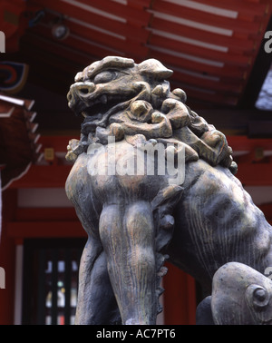 Koma-Inu Löwe-Hund Statue an Ikuta-Schrein, Kobe City eines der ältesten Heiligtümer in Japan. Stockfoto