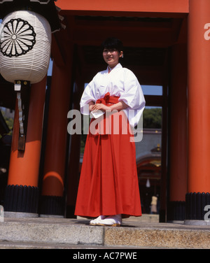 Shinto Schrein Miko an Ikuta-Schrein, Kobe City eines der ältesten Heiligtümer in Japan. Stockfoto