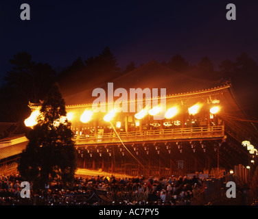 Otaimatsu-Fackellager des Omizutori (Wasserziehfest) im Nigatsu-do-Tempel in Nara. Buddhistische Mönche tragen brennende Fackeln rund um den Tempel Stockfoto