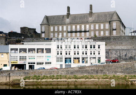 Traditionelle Ironmongers Towy Works Ltd gegründet 1795 Carmarthen Carmarthenshire Wales UK County Hall oben Stockfoto