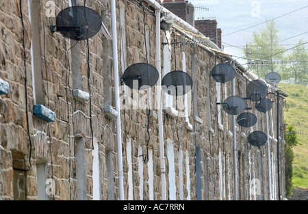 Traditionellen viktorianischen Reihenhaus Gehäuse mit Fernsehen Satellitenschüsseln auf Vorderansicht Nantymoel South Wales Valleys UK Stockfoto