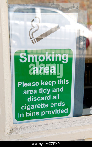 Ausgewiesenen RAUCHERBEREICH Schild am Fenster der Pub UK Stockfoto