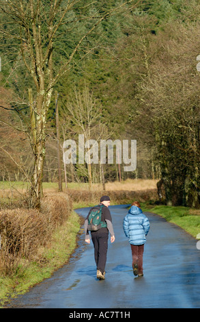 Zwei Wanderer auf Landstraße in der Nähe von Llanwrtyd Wells Powys Wales UK Stockfoto
