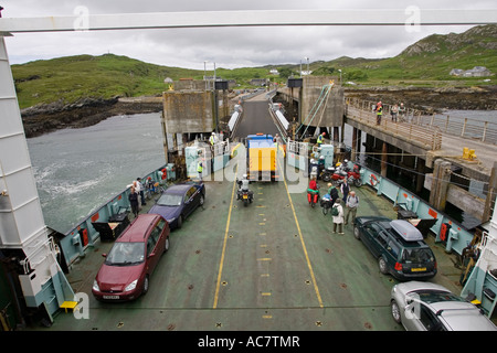 Autos verlassen Calmac ferry Scalasaig Hafen Insel Colonsay Scotland UK Stockfoto