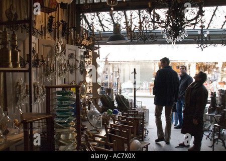 Antiquitätenmarkt Marche Aux Puces de Saint - Ouen in Paris Frankreich März 2006 Stockfoto