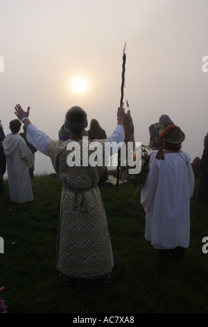 Druiden-Priester grüßt Sommersonnenwende auf Glastonbury Tor Somerset England Stockfoto