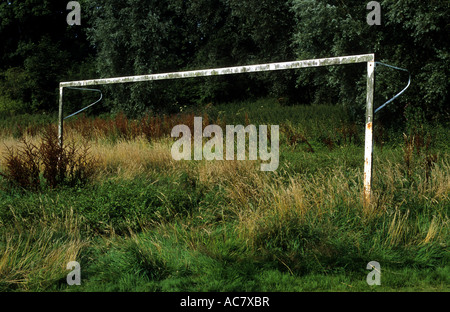 Überwuchert Football Pitch und Torpfosten, Melton, Suffolk, UK. Stockfoto