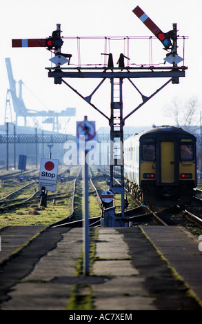 Personenzug ausgehend von Lowestoft auf der 49-Mile-East Suffolk-Nebenbahn nach Ipswich, Suffolk, UK. Stockfoto