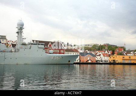 Graue Kriegsschiff im Hafen von Stavanger, Norwegen Stockfoto