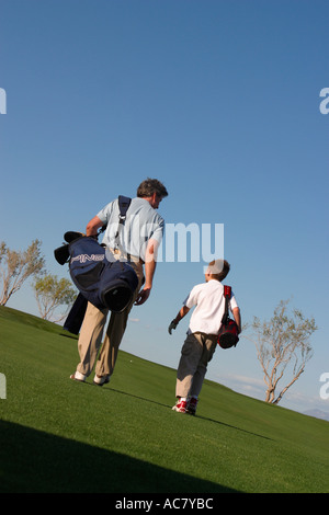 Vater und Sohn auf Golfplatz Stockfoto