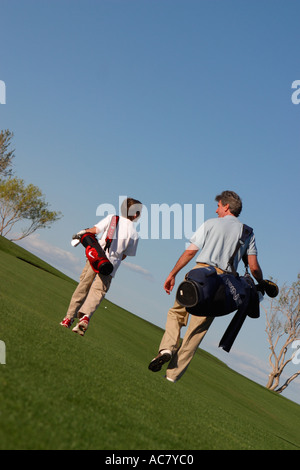 Vater und Sohn auf Golfplatz Stockfoto