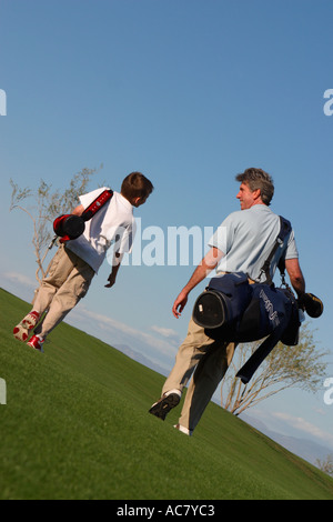 Vater und Sohn auf Golfplatz Stockfoto