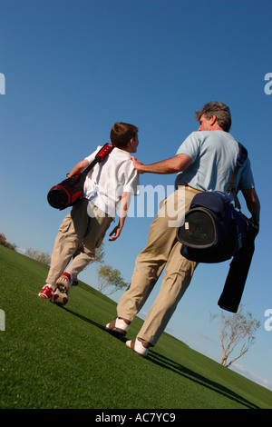 Vater und Sohn auf Golfplatz Stockfoto