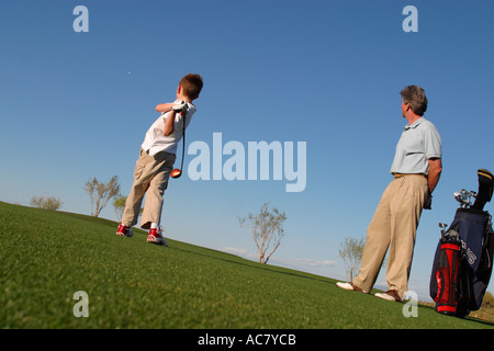 Vater und Sohn auf Golfplatz Stockfoto