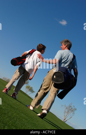 Vater und Sohn auf Golfplatz Stockfoto