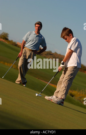 Vater und Sohn auf Golfplatz Stockfoto