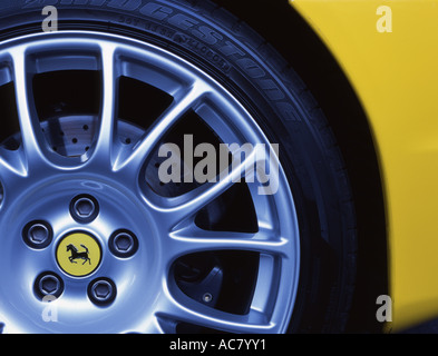 Ferrari-Rad und Logo auf Gelbkörper Stockfoto