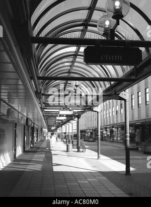 Überdachten Gehweg Stevenage Town Centre England UK Stockfoto