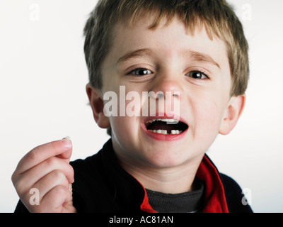7 Jahre alten Sohn Zahn zu verlieren Stockfoto