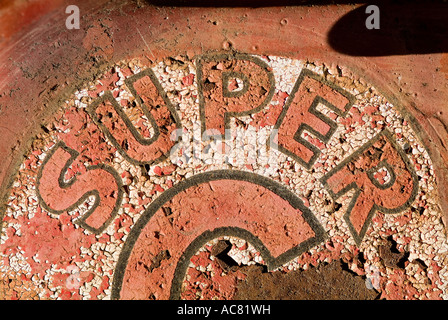 Rusty abblätternde rote und weiße Farbe auf alten Metall Traktor Super C Stockfoto