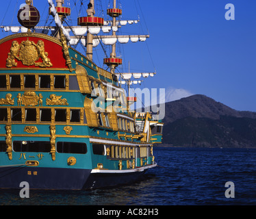 Galeone oder Piratenschiff auf See Ashi mit Mount Fuji am Horizont. Hakone, Japan Stockfoto